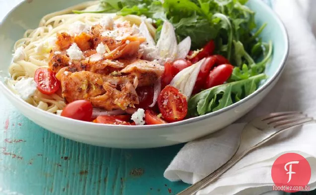 Salada De Macarrão Com Salmão Quente E Rúcula