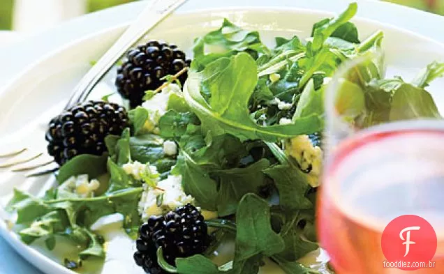 Marionberry, queijo azul e salada de rúcula