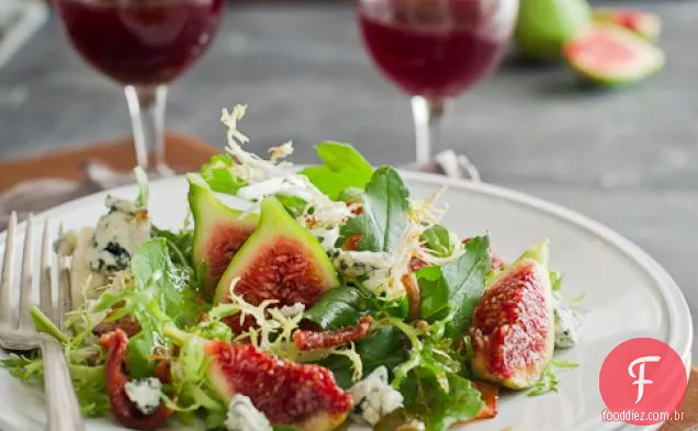 Salada de rúcula-figo com queijo azul e receita de vinagrete de Bacon quente