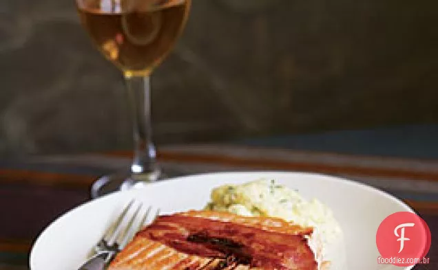 Salmão Grelhado Em Bacon Com Vinagre Balsâmico, Mel E Alecrim