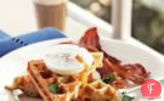 Waffles Salgados Com Ovos Escalfados E Bacon