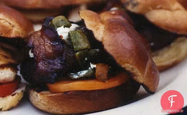 Hambúrgueres de Bacon Verde-Chile com queijo de cabra