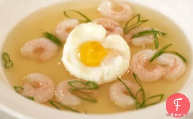 Prosciutto Consomme com camarão e Bacon-ovos escalfados