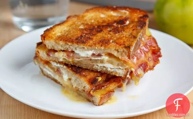 Sanduíche de queijo Brie e cabra grelhado com Bacon e tomate verde