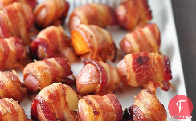 Mordidas de batata embrulhadas em Bacon com molho picante de creme azedo