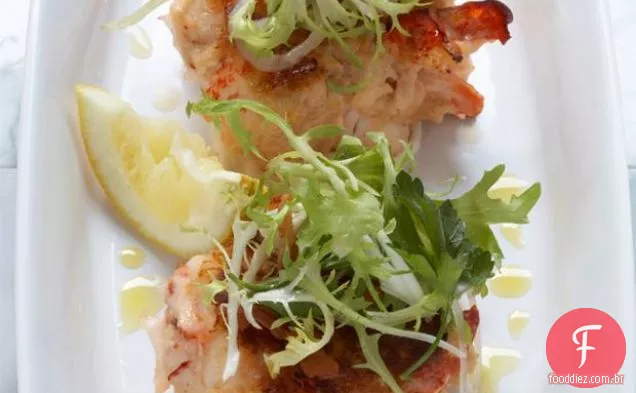 Bolos De Lagosta Com Aioli De Limão E Salada Frisee De Bacon