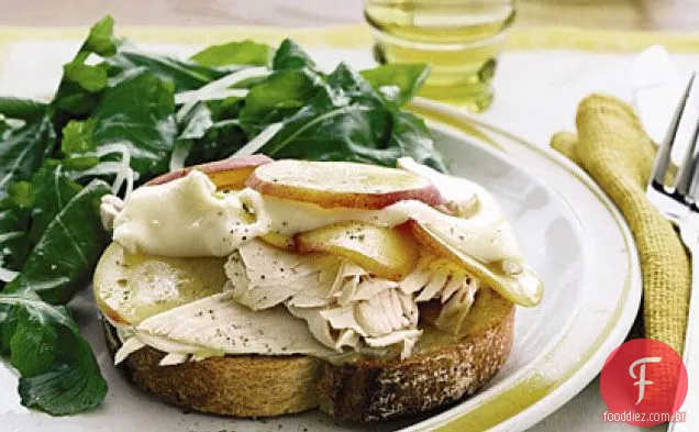 Sanduíches de Peru, Brie e nectarina de rosto aberto com salada de rúcula