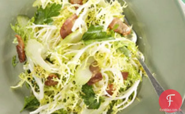 Salada Frisee Com Molho De Bacon Quente