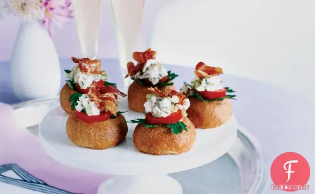Brioches de bebê com salada de frango e Bacon