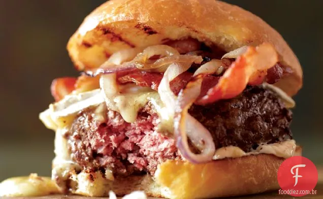 Hambúrgueres de Bacon em pães Brioche