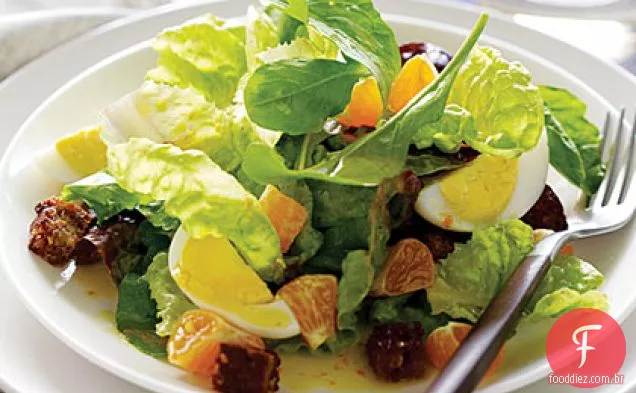 Salada de alface e rúcula com tangerinas e ovos cozidos