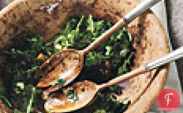 Salada de rúcula com cebola caramelizada, queijo de cabra e nozes cristalizadas