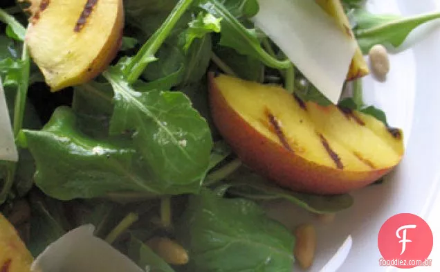 Salada De Rúcula Com Pinhões, Parmesão E Pêssegos Grelhados
