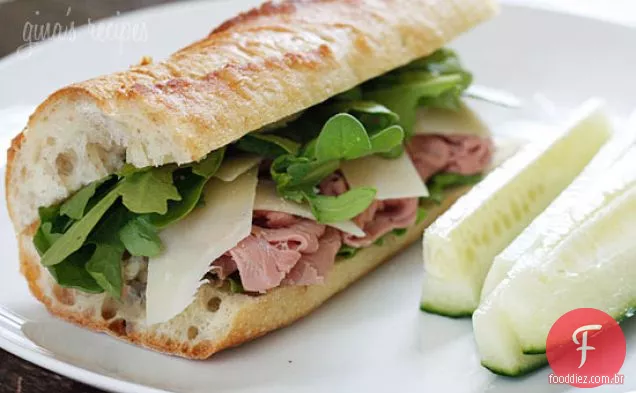 Rosbife, Rúcula E Parmesão Raspado Em Uma Baguete