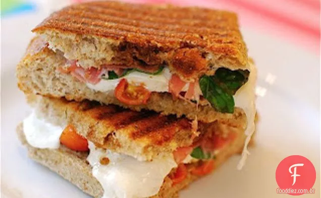 Sanduíches Panini De Verão Com Vinagre Balsâmico