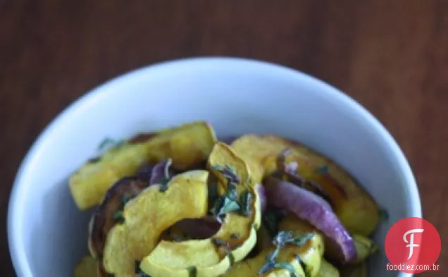 Salada de abóbora Delicata com regue balsâmico-orégano