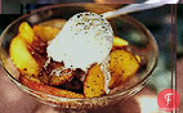 Gelato de baunilha com pêssegos em vinagre balsâmico