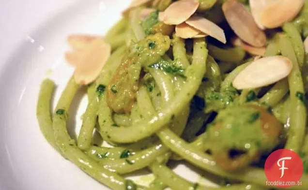 Bucatini com tomate seco no forno e rúcula-Pesto de amêndoa