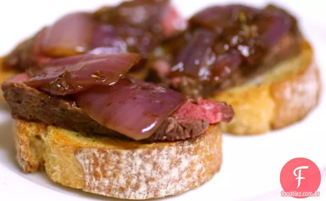 Bistecca com cebola torrada balsâmica Crostini
