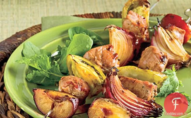 Melaço - Kabobs balsâmicos de porco com tomates verdes e ameixas