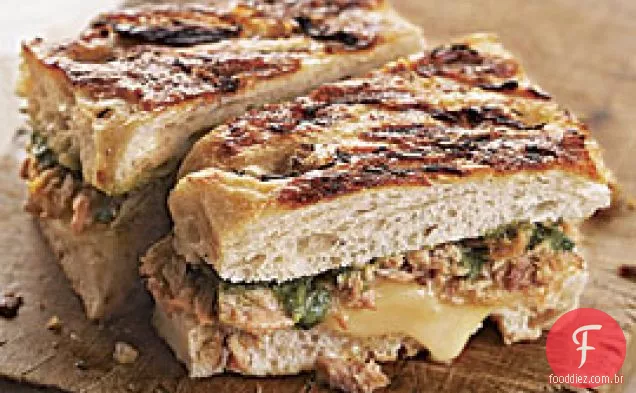 Sanduíches Grelhados De Atum E Provolone Com Salsa Verde
