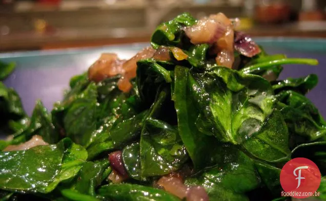 Salada De Espinafre Murcha Com Cebola Vermelha Caramelizada Balsâmica