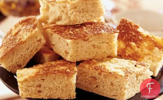 Asiago e focaccia caramelizada balsâmica da cebola
