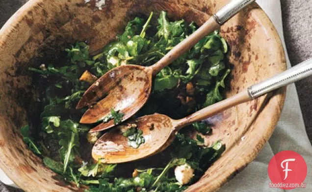 Salada De Rúcula Com Cebola Caramelizada, Queijo De Cabra E Cristalizada
