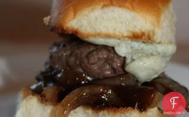 Sliders Com Cebolas Caramelizadas Balsâmicas E Queijo Azul