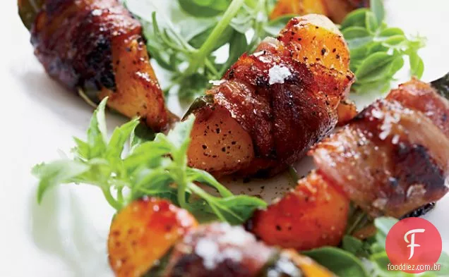 Pêssegos embrulhados em Pancetta com manjericão e balsâmico envelhecido