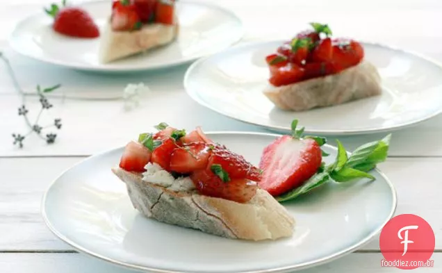 Morango Balsâmico, Manjericão E Queijo De Cabra Bruschetta
