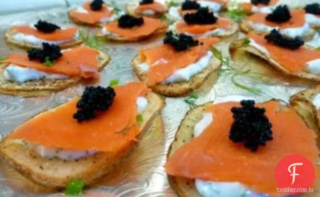 Salmão Defumado E Creme De Endro Magro Com Caviar No Forno Assado