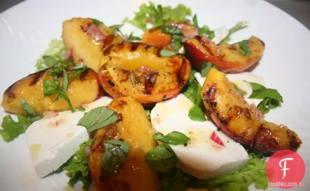 Pêssegos grelhados e creme (y) salada de mussarela
