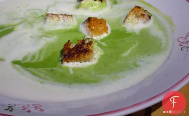 Sopa De Ervilha Da Primavera, Croutons De Alho, Creme De Capim-Limão
