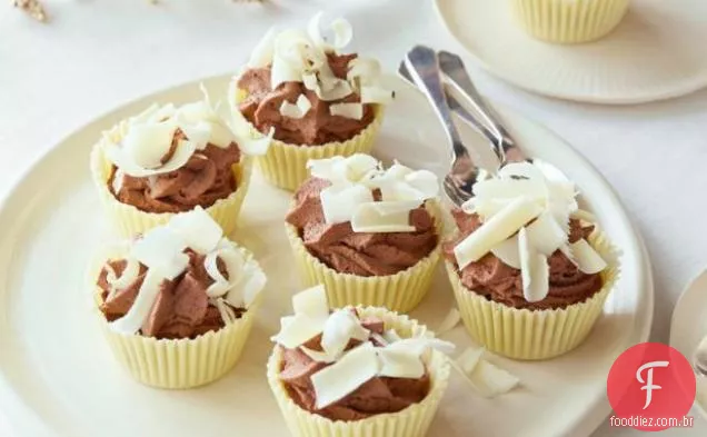 Mascarpone e creme de Chocolate escuro em copos de Chocolate branco