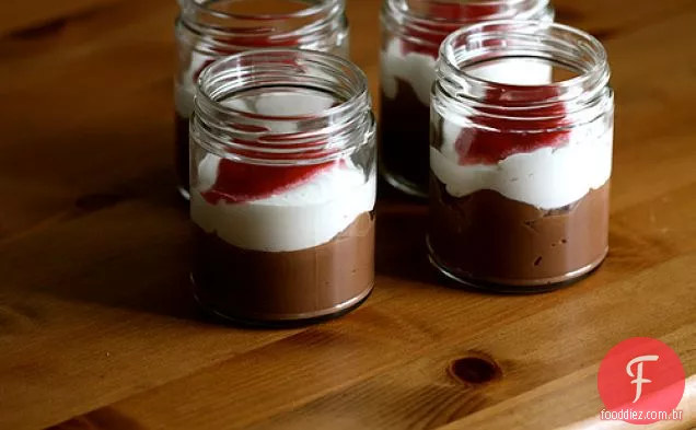 Pudim De Chocolate Ao Leite Com Creme E Molho De Framboesa