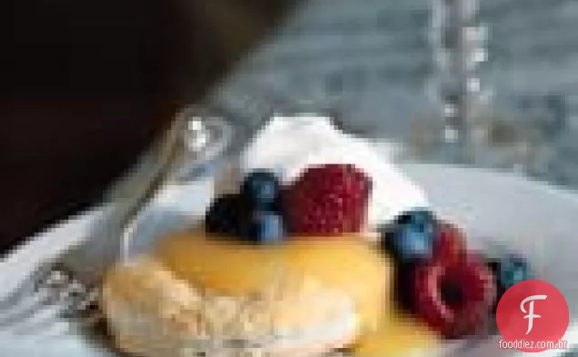 Biscoitos Escamosos Com Coalhada De Limão, Bagas E Creme