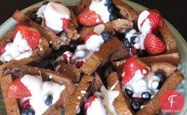 Xícaras De Torradas Francesas Com Frutas Frescas E Creme