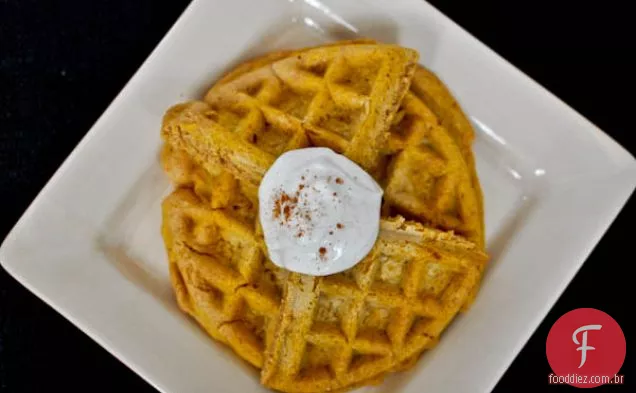 Waffles De Butternut De Trigo Integral Com Creme De Canela