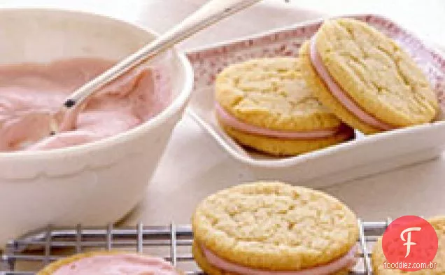 Biscoitos sanduíche de framboesa-creme