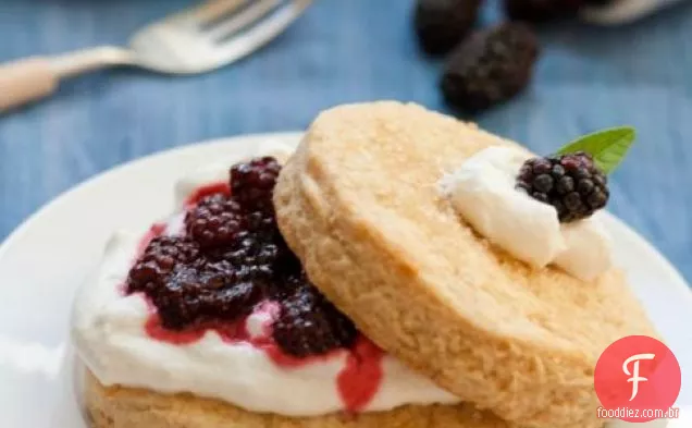 Bolos De Açúcar Mascavo Com Olallieberries E Creme De Verbena De Limão