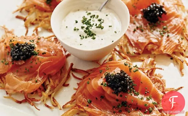 Panquecas de batata com salmão defumado, Caviar e creme de endro
