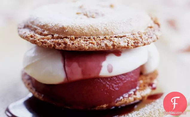 Sanduíches Macaroon com peras escalfadas e creme Devon