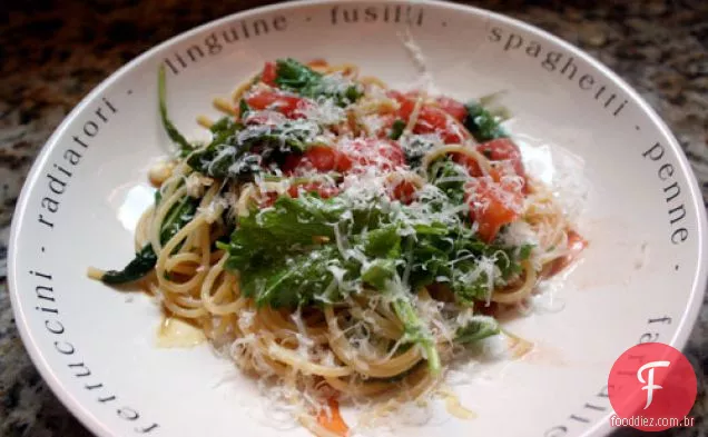 Jantar hoje à noite: Macarrão Com Milho, rúcula e tomate