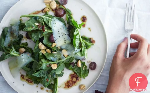 Salada De Rúcula, Uva E Amêndoa Com Vinagrete Saba