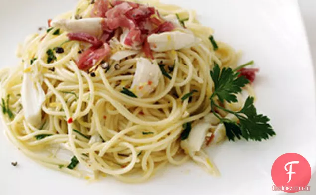 Spaghettini com caranguejo e molho de limão picante