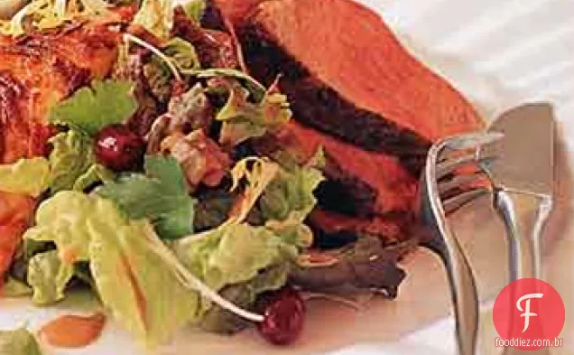 Bifes grelhados com salada verde mista