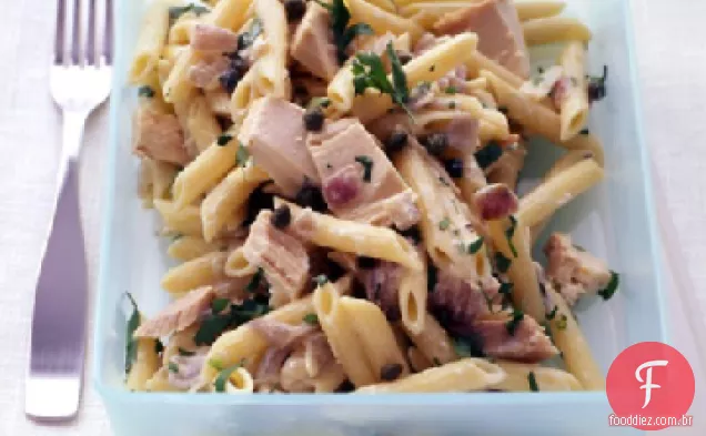 Penne com atum e cebola roxa