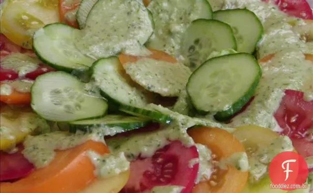 Salada de tomate e pepino com um Pesto como molho.