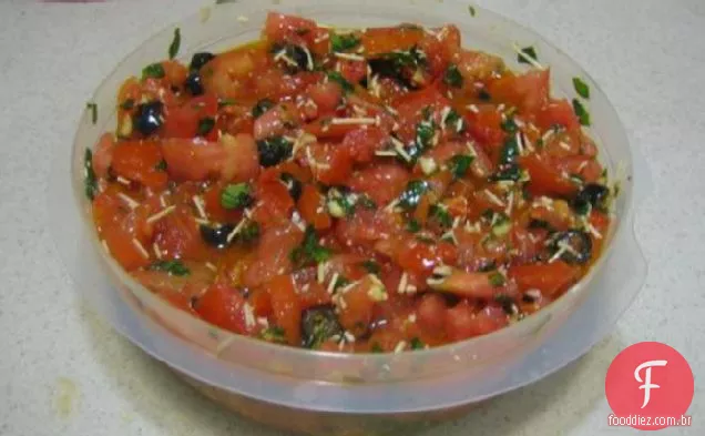 Macarrão Com Molho De Manjericão De Tomate Temperado